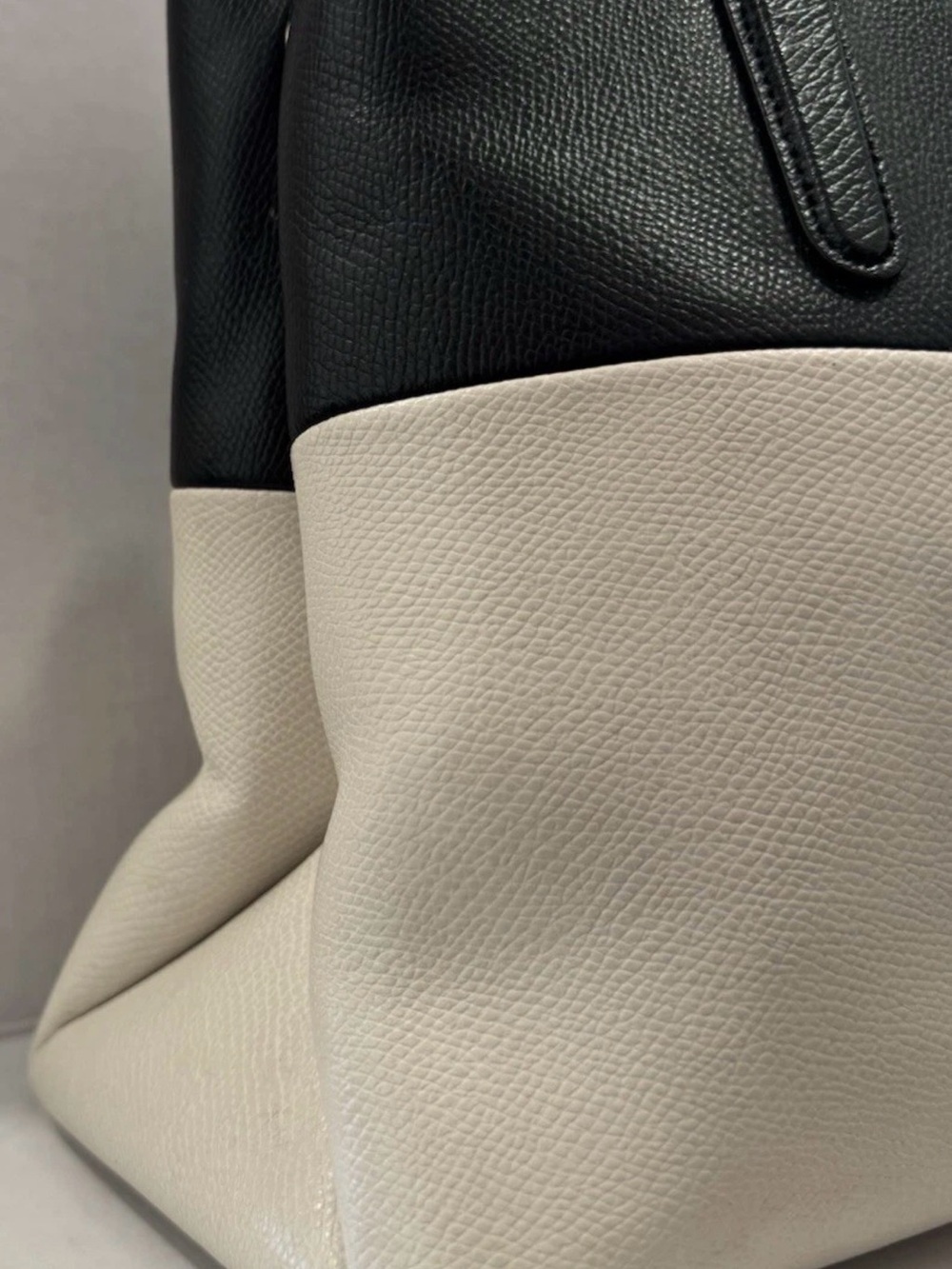Coach Two-Tone Black and Cream Leather Tote-needs a touch of love - Picture 4 of 12
